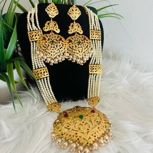 Elegant Gold and Pearl Necklace Set